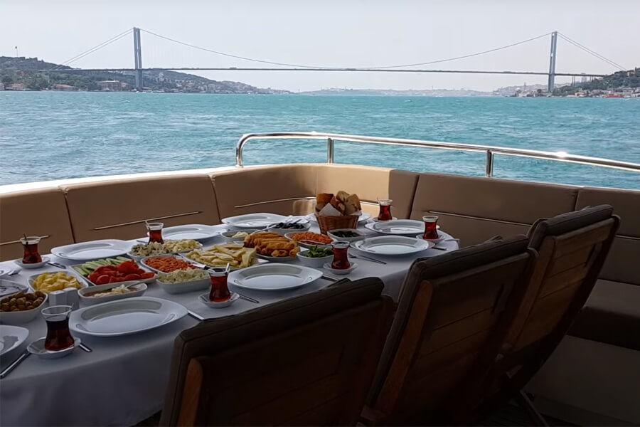 Breakfast Organization On The Boat